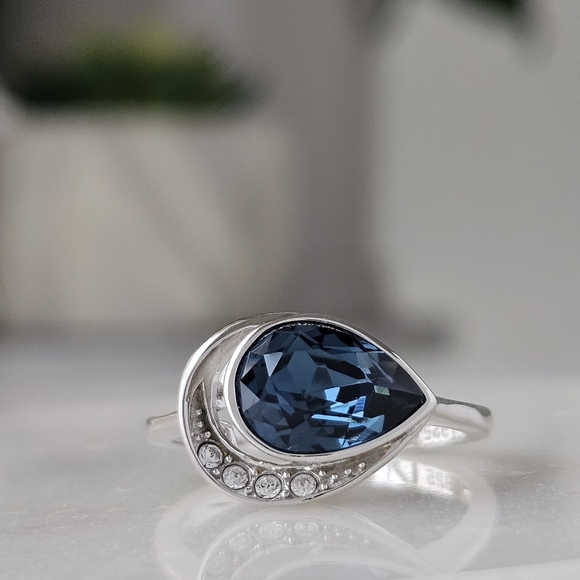 Dark blue Swarovski crystal ring, size 9, 925 Sterling Silver band - Picture 4 of 8